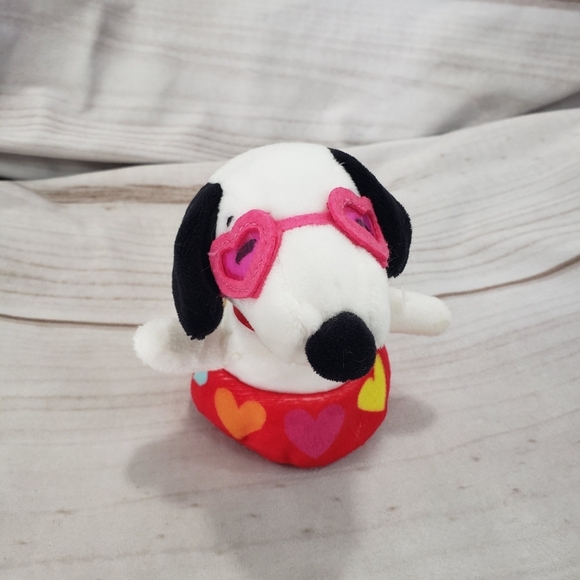 Hallmark Peanuts Snoopy Valentine Zip Along Plush Toy Puppy Love 5 Inch 2023 - Picture 9 of 9